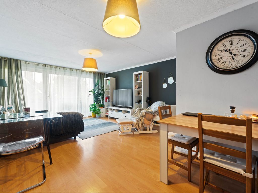 2 bed flat to rent in Gander Green Lane, Sutton, Surrey SM3, £1,650 pcm