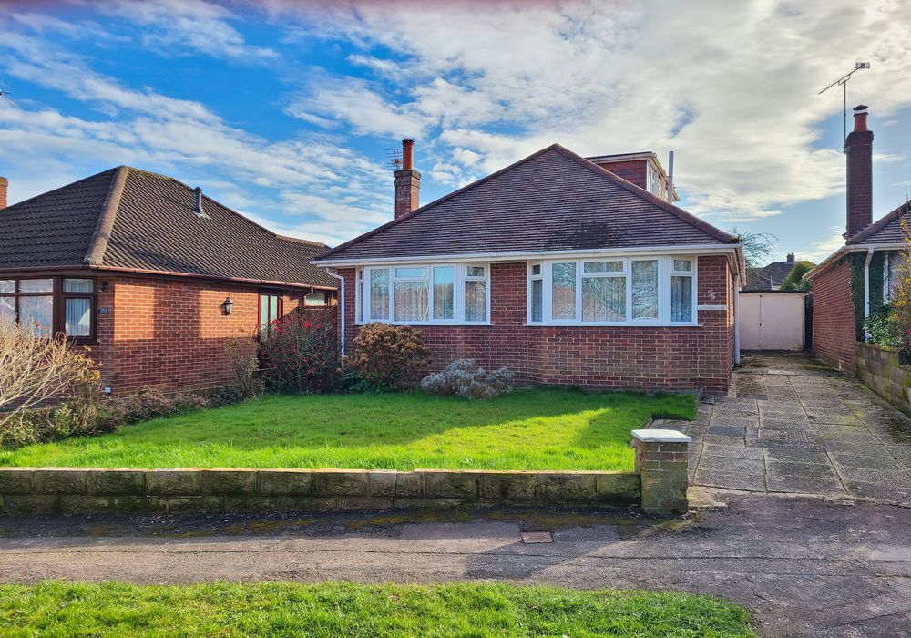 3 bed bungalow for sale in Kinross Road, Southampton SO40, £450,000