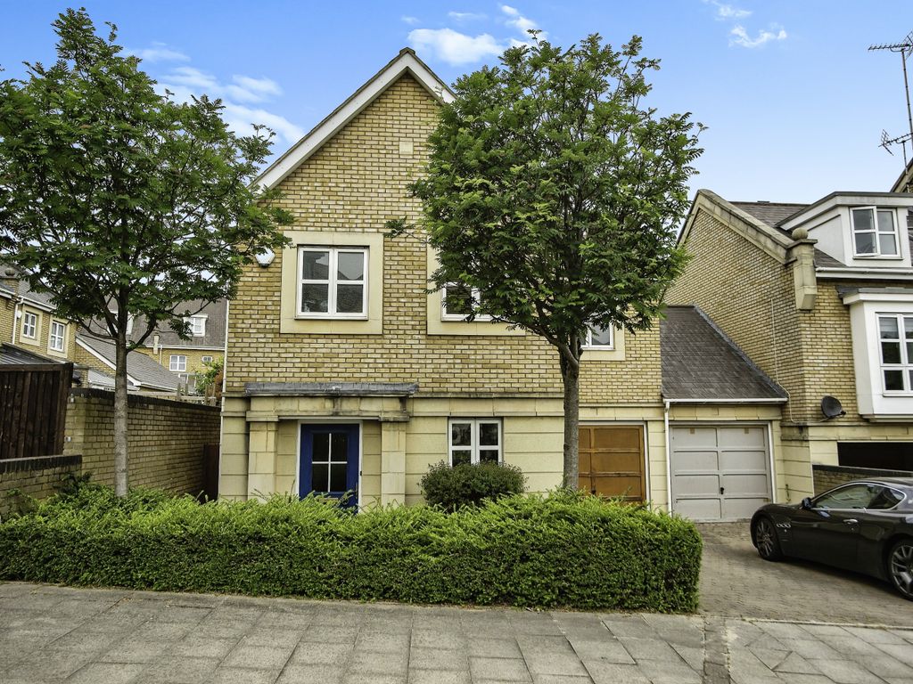 3 bed linkdetached house for sale in Sanderling Way, Greenhithe, Kent