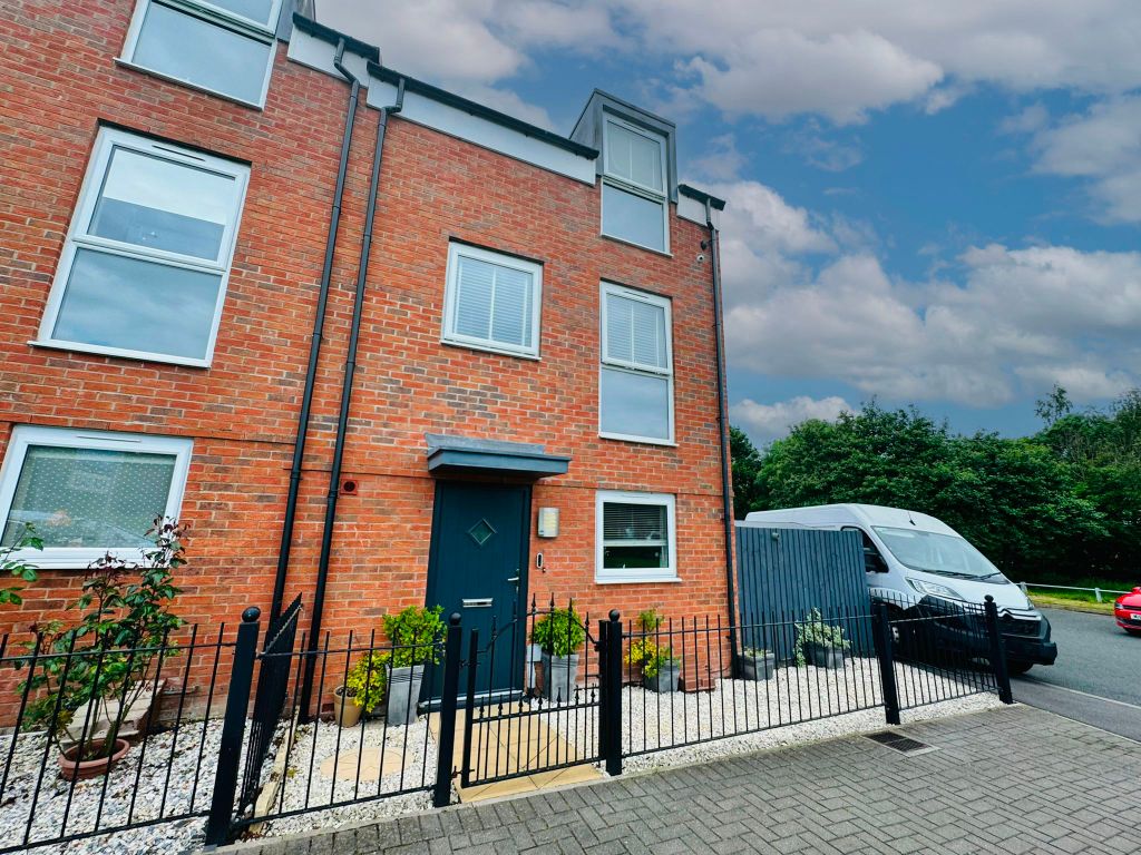 4 bed semidetached house for sale in Mendips Close, Willenhall WV12, £