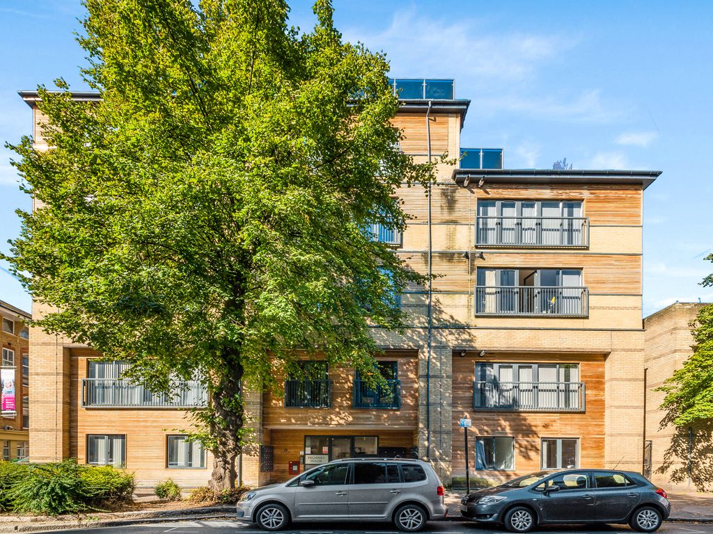 1 bed flat to rent in Pechiney House, The Grove, Slough SL1, £1,150 pcm Zoopla