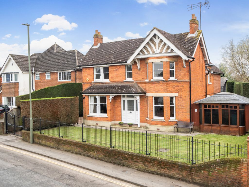6 bed detached house for sale in Woking, Surrey GU22, £950,000 Zoopla