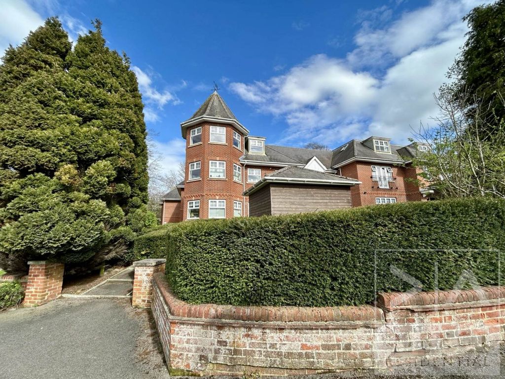 2 bed penthouse to rent in Chapel House, Wellesley Place KT18, £1,550