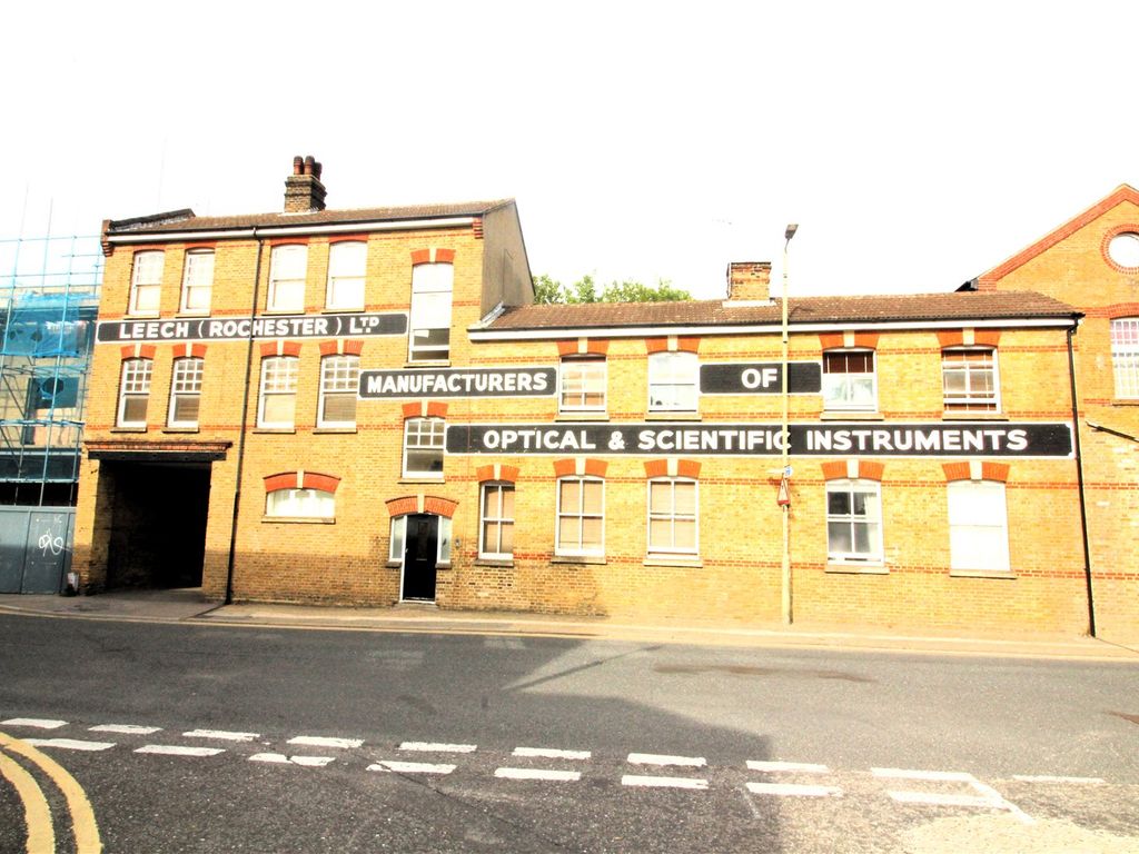 1 bed flat to rent in Leech Court, 277 High Street, Rochester, Kent ME1
