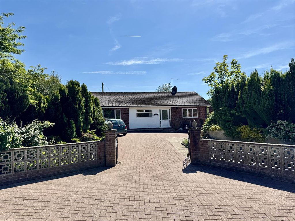 3 bed detached bungalow for sale in Bromsberrow Heath, Ledbury HR8, £