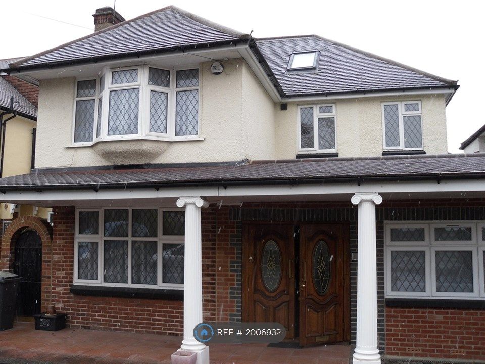 6 bed detached house to rent in Southway, Totteridge N20, £4,100 pcm