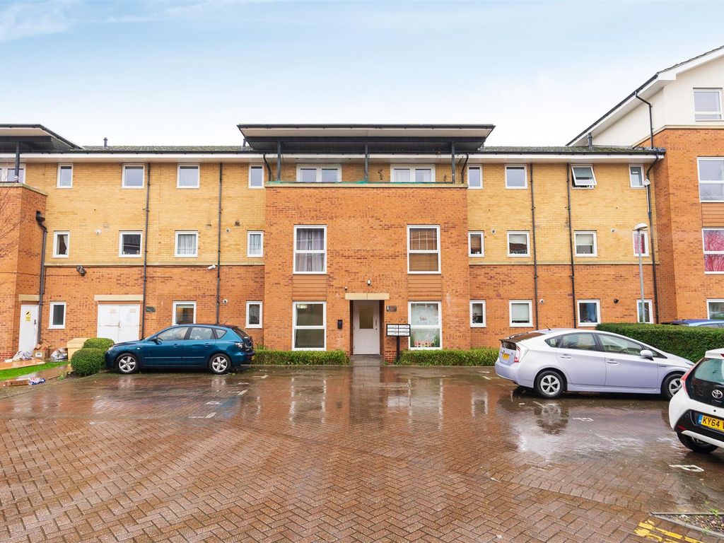 2 bed flat to rent in Admiralty Close, West Drayton UB7, £1,600 pcm Zoopla