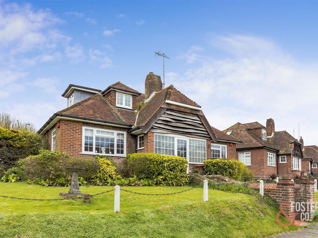 3 bed detached house for sale in Court Close, Brighton BN1, £700,000