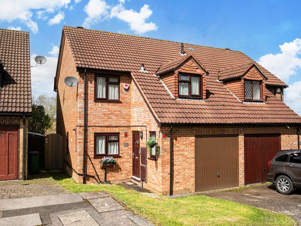 3 bed semidetached house for sale in Wilberforce Close, Crawley RH11
