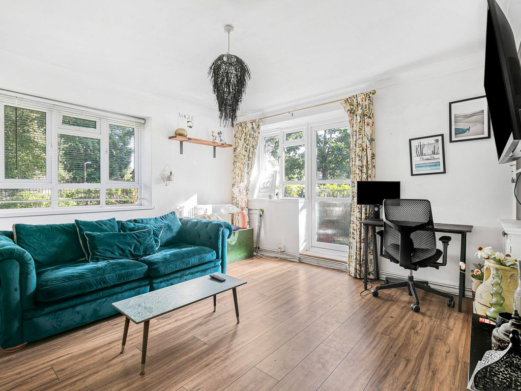 2 bed flat to rent in Esher Gardens, London SW19, £1,900 pcm Zoopla