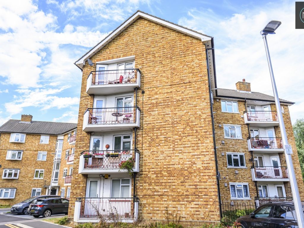 2 bed flat for sale in Old Mill Court, Chigwell Road, South Woodford