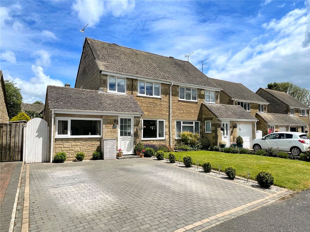 3 bed semidetached house for sale in Alexander Drive, Cirencester