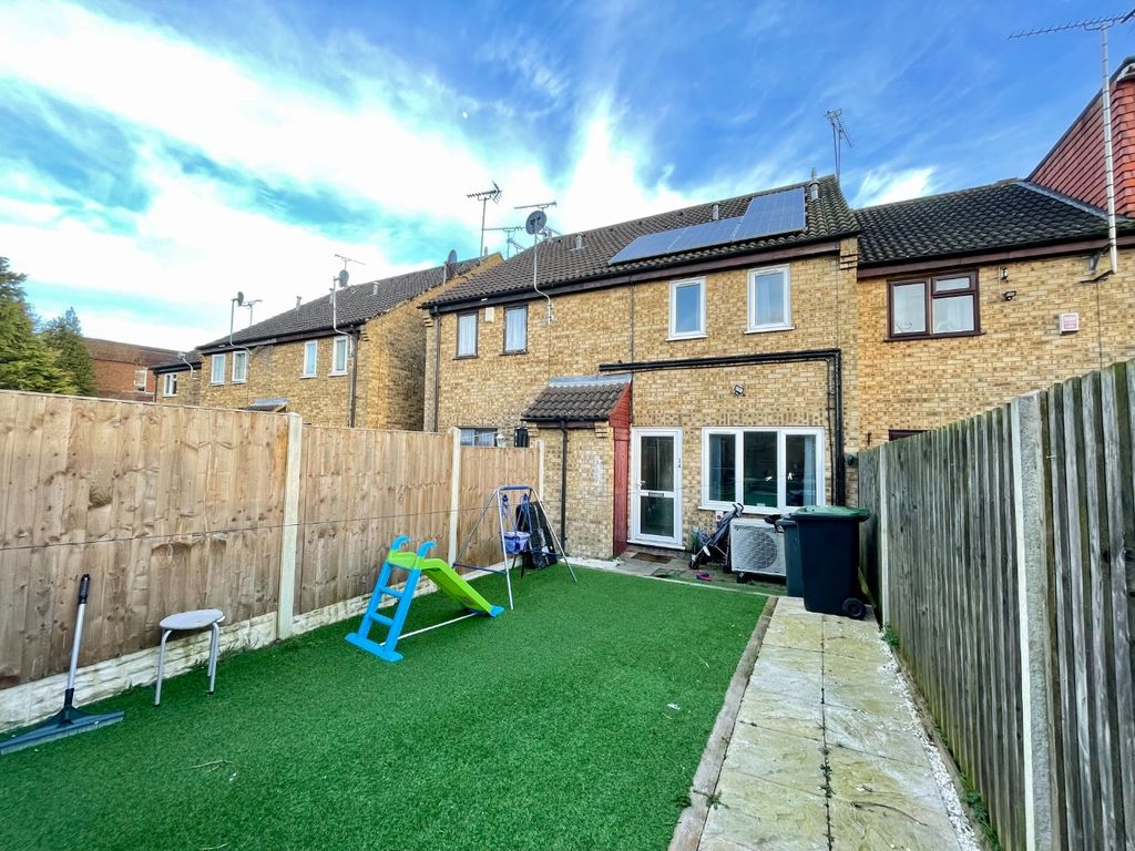 1 bed terraced house for sale in Chiltern Gardens, Waller Avenue, Luton