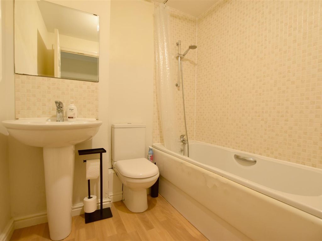 2 bed flat to rent in Gawton Crescent, Coulsdon CR5, £1,650 pcm Zoopla