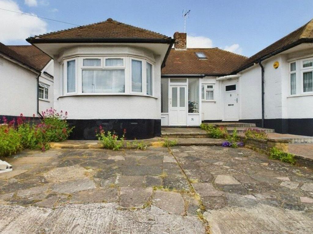 3 bed bungalow to rent in Cavendish Avenue, Ruislip HA4, £2,000 pcm
