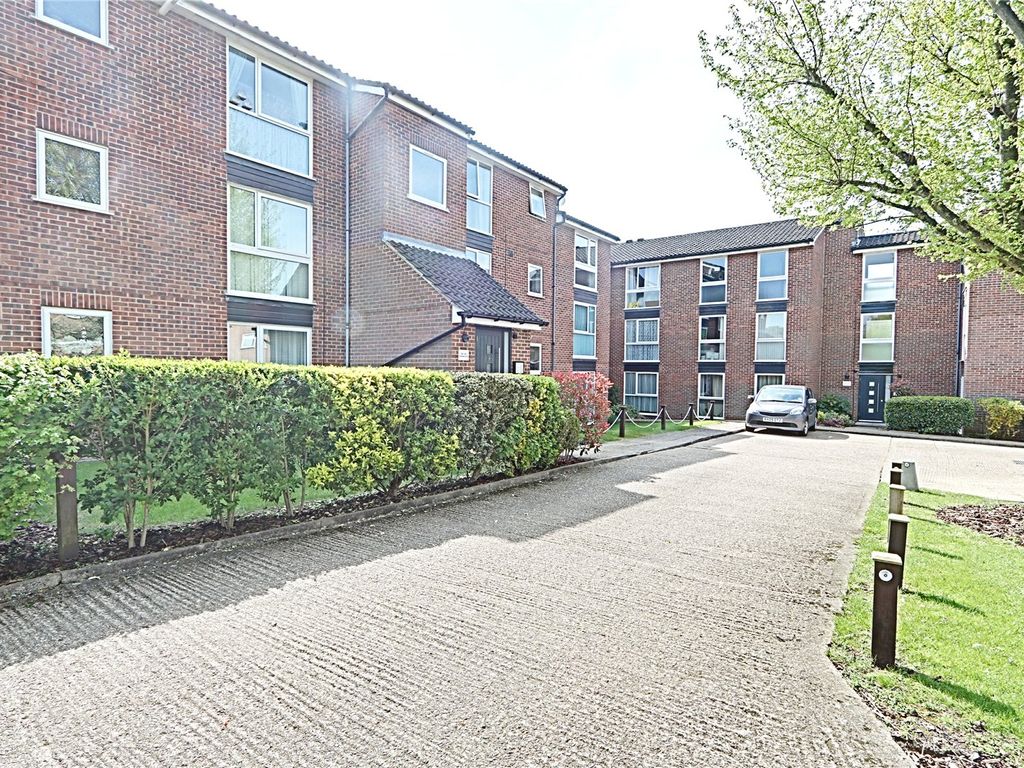 1 bed flat to rent in Aylsham Drive, Ickenham UB10, £1,200 pcm Zoopla