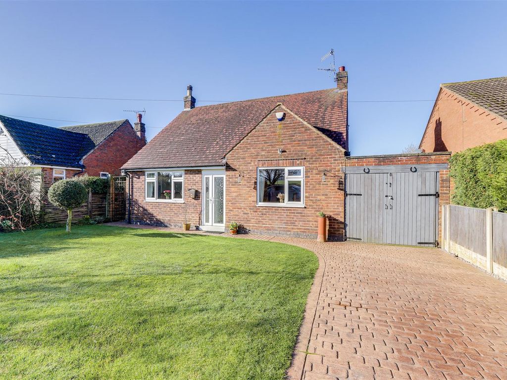 3 bed detached bungalow for sale in Moor Road, Papplewick