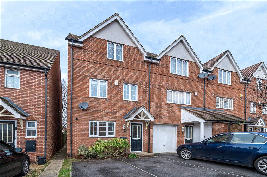 3 bed end terrace house for sale in School Drive, Woodley, Reading RG5