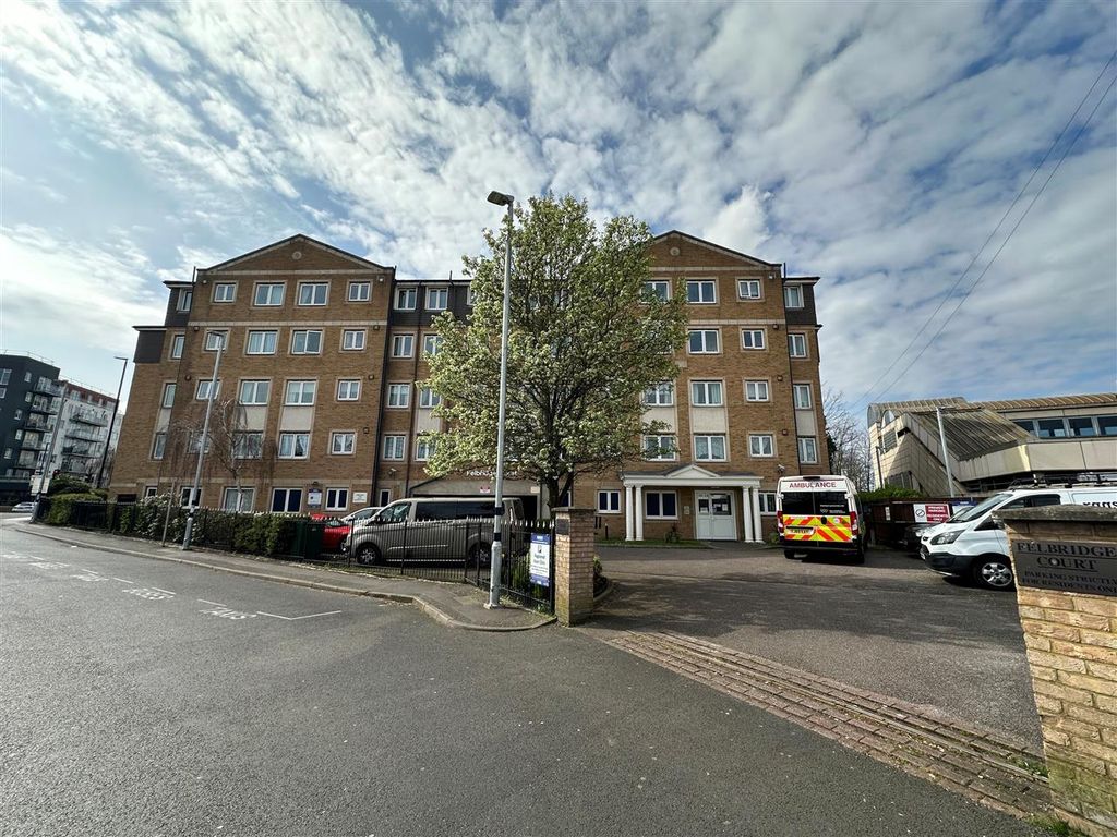 2 bed flat for sale in High Street, Feltham TW13, £124,999 Zoopla