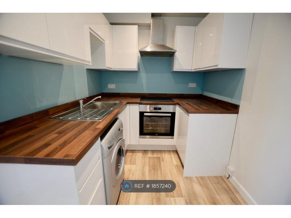 2 bed flat to rent in Christchurch Road, Bournemouth BH7, £1,195 pcm