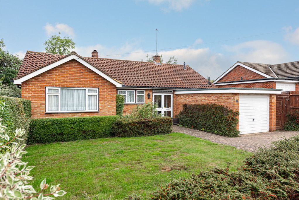 3 bed bungalow for sale in Devitt Close, Ashtead KT21 Zoopla