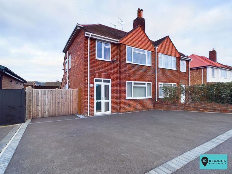 3 bed semidetached house for sale in Dinglewell, Hucclecote