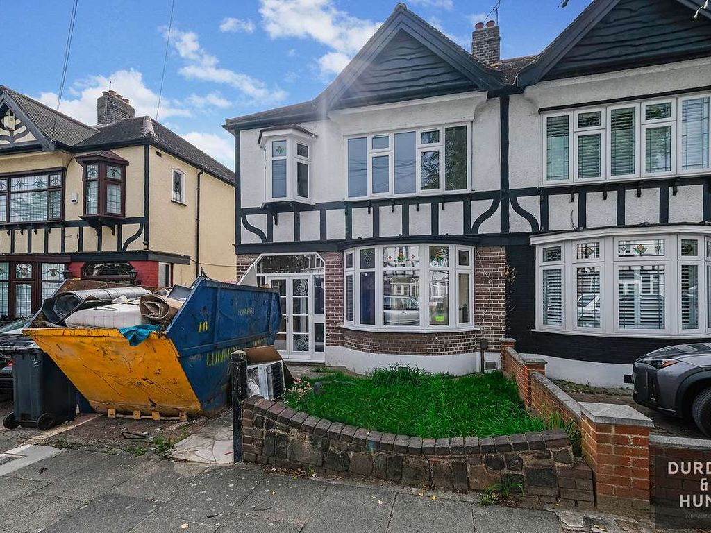 3 bed semidetached house to rent in Earlswood Gardens, Clayhall IG5