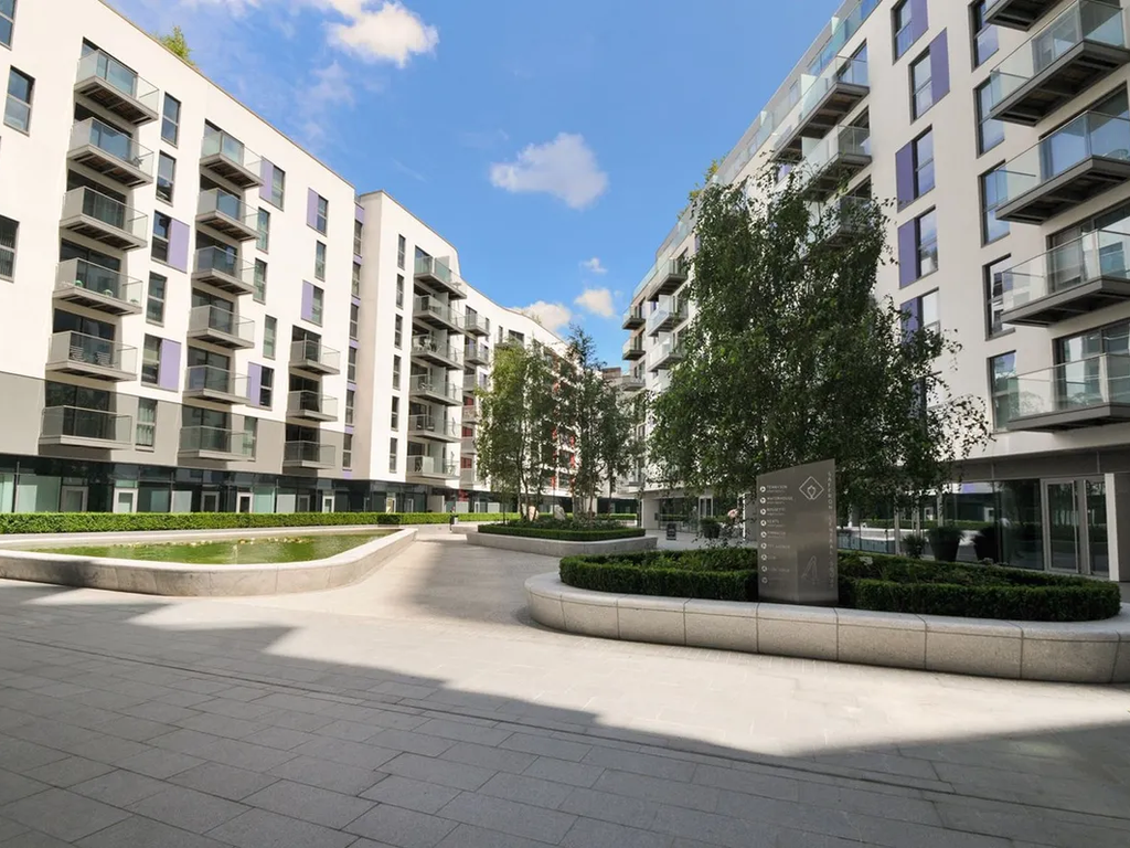 2 bed flat to rent in Saffron Central Square, Croydon CR0, £1,900 pcm Zoopla