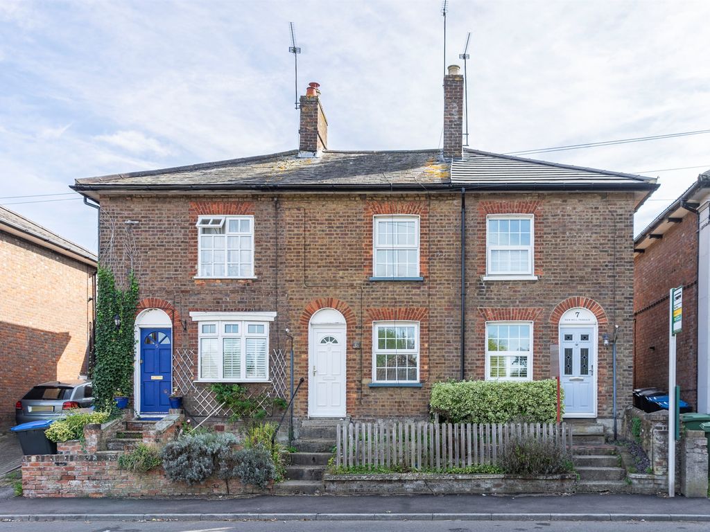 2 bed cottage for sale in New Mill Terrace, Tring HP23, £300,000 Zoopla