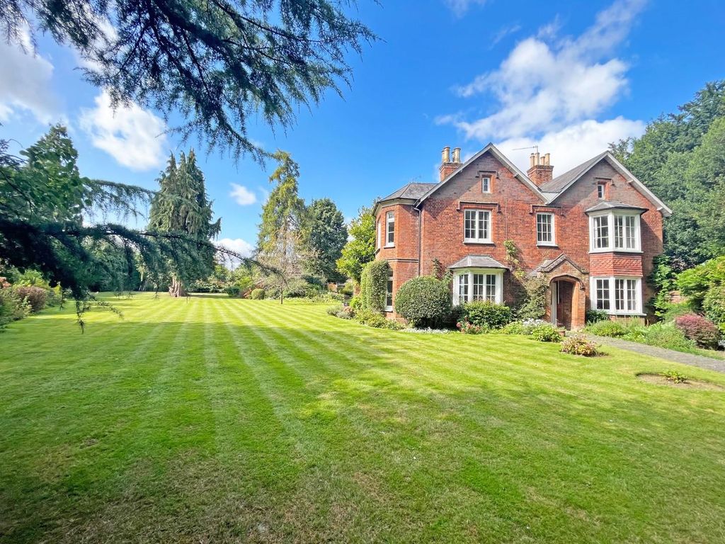 7 bed detached house for sale in Orchard Road, Stevenage SG1, £
