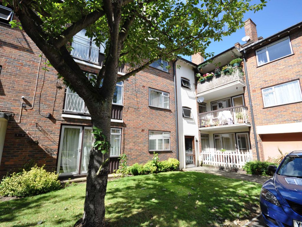 3 bed flat to rent in Buxton Drive, London E11 Zoopla
