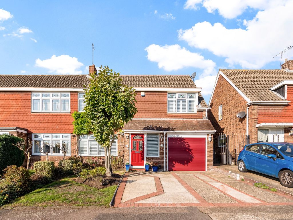 5 bed semidetached house for sale in Chesworth Close, Erith, Kent DA8