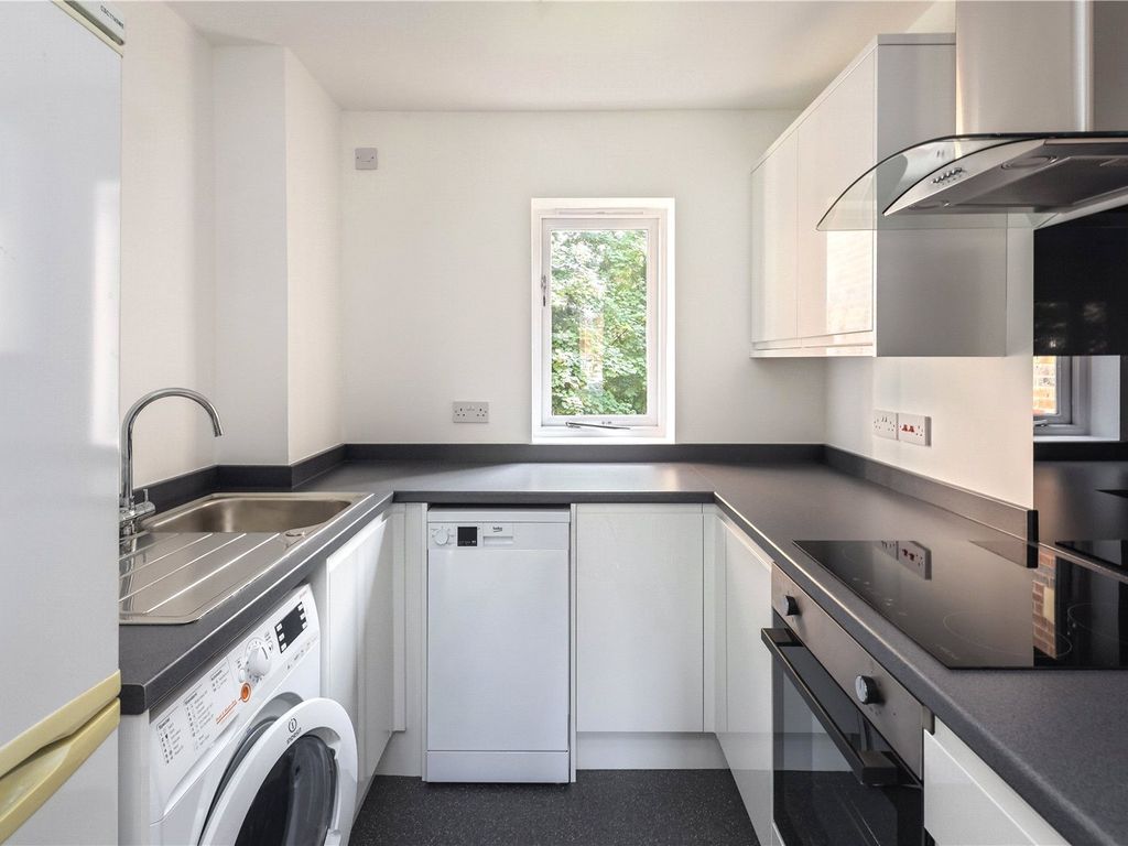 2 bed flat to rent in Victory Road, Wanstead, London E11 Zoopla