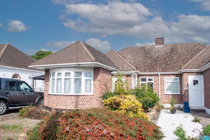 2 bed semidetached bungalow to rent in The Ryde, LeighOnSea SS9, £