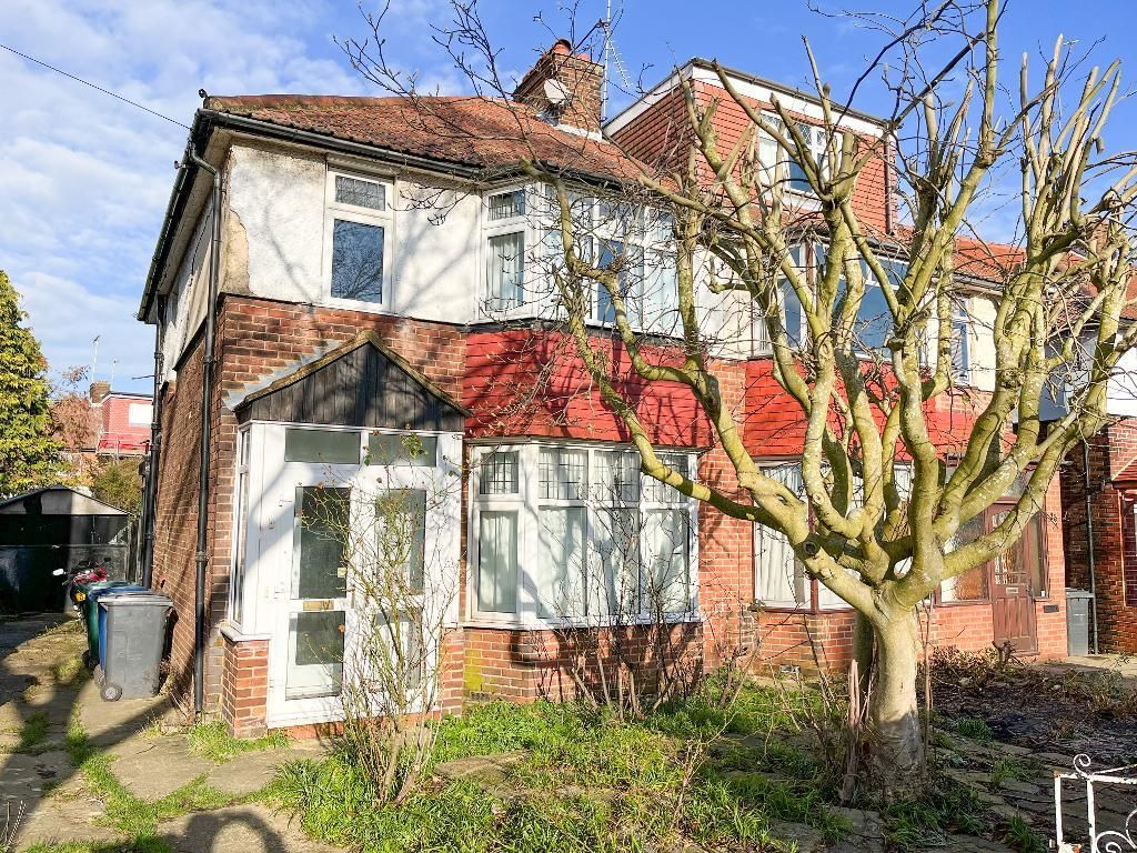 3 bed property for sale in Cleveland Gardens, Cricklewood, London NW2