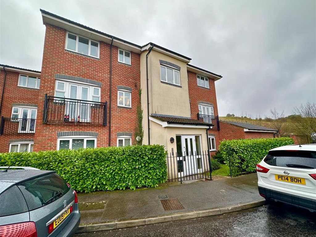 2 bed flat to rent in Kiln Way, Dunstable LU5, £1,200 pcm Zoopla
