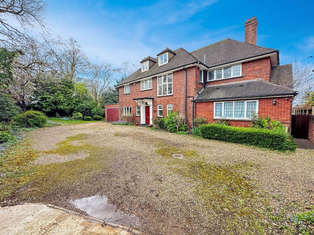 6 bed detached house for sale in Old Bedford Road, Luton LU2, £