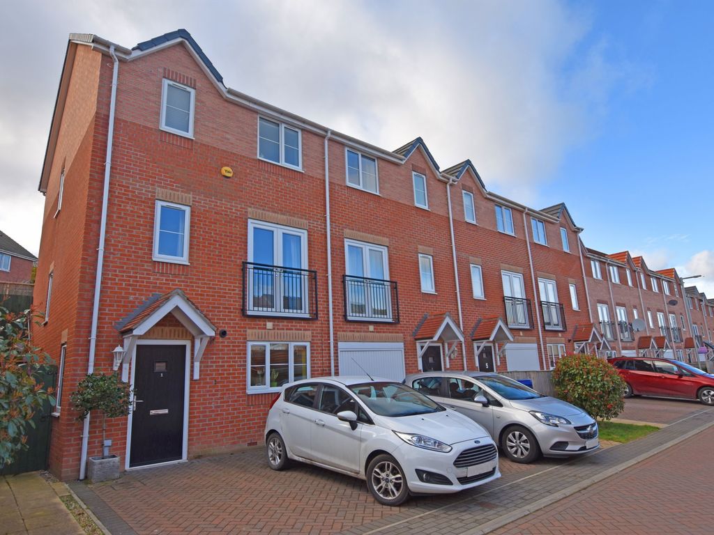 3 bed end terrace house for sale in Heather Rise, Scarborough YO12, £