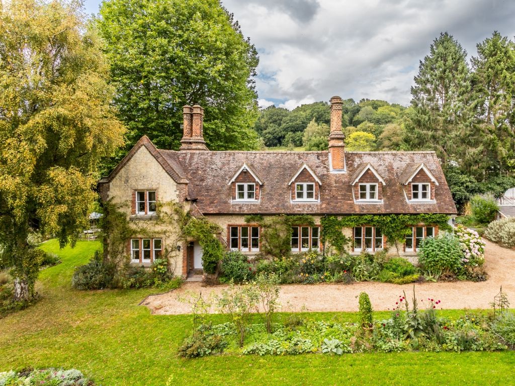 6 bed detached house to rent in Sandy Lane, Nutfield RH1, £4,995 pcm