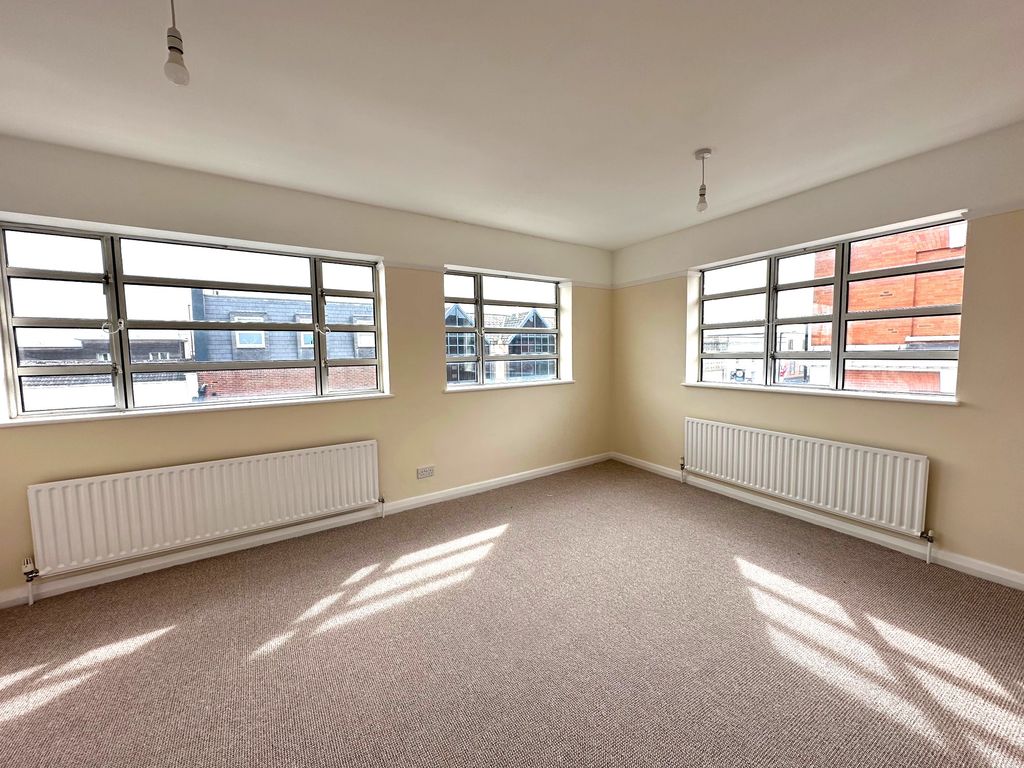 2 bed flat to rent in High Street, EN5, £1,650 pcm Zoopla