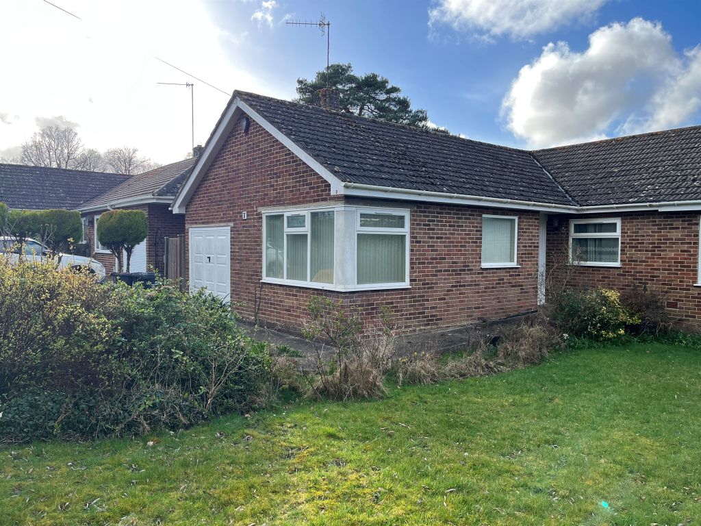 3 bed semidetached bungalow for sale in Ash Close, North Baddesley