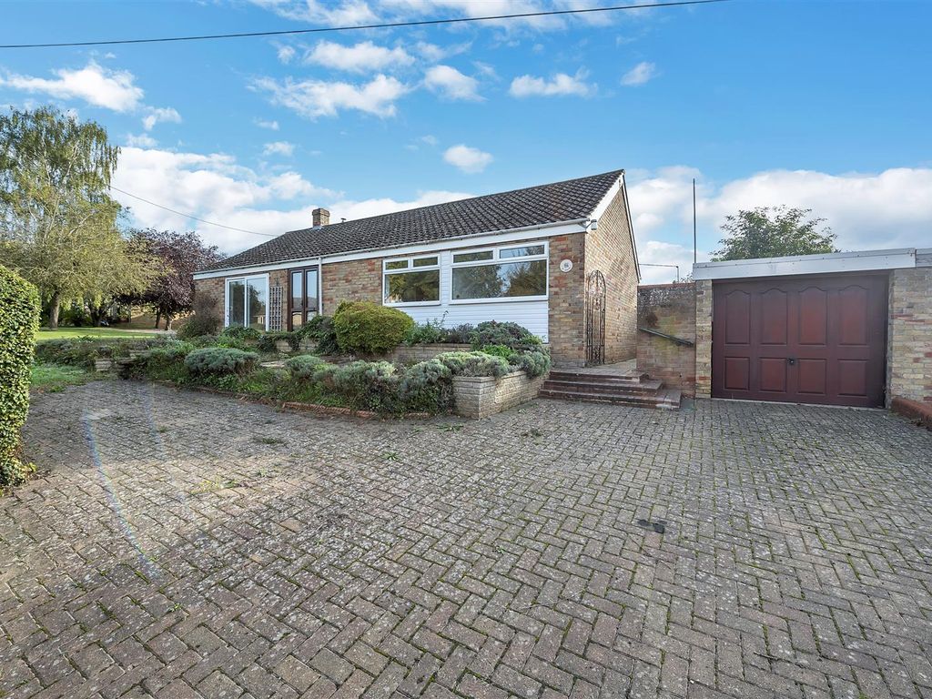 4 bed detached bungalow for sale in Wattisfield Road, WalshamLe