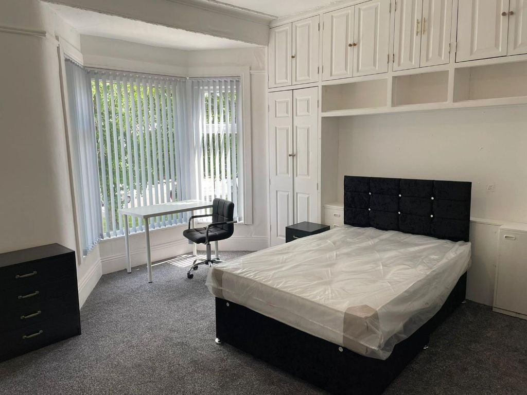 4 bed detached house to rent in Egmont Road, Middlesbrough, North