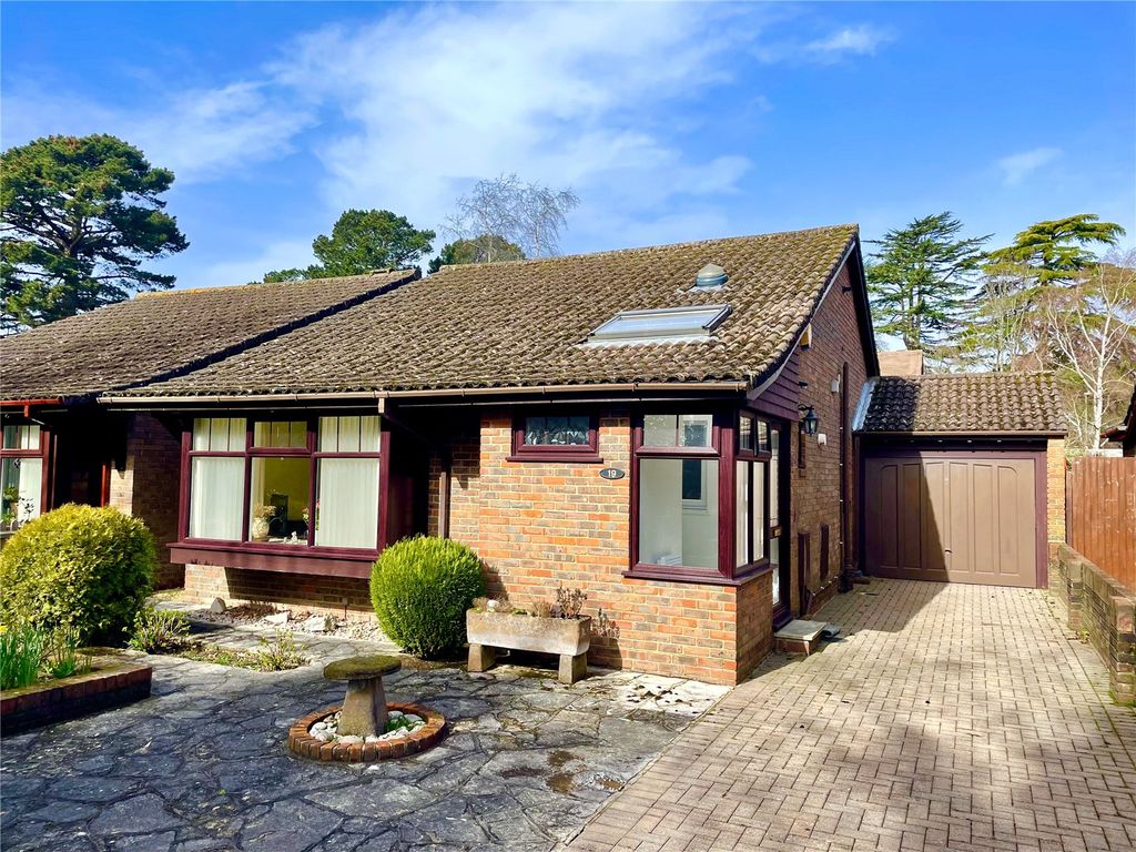2 bed bungalow for sale in Woodley Gardens, Lymington, Hampshire SO41