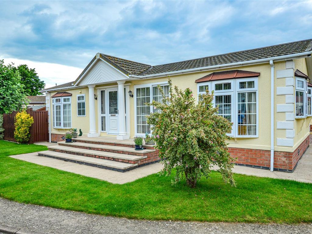 2 bed mobile/park home for sale in Lindum Park, Ruskington, Sleaford