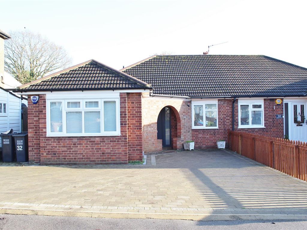 3 bed semidetached bungalow for sale in Oaklands Avenue, Brookmans