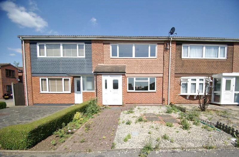 2 bed property to rent in Hatherleigh Way, Harold Hill, Essex RM3, £