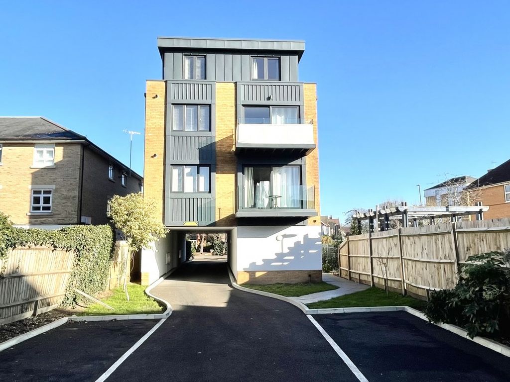 1 bed flat for sale in Kingston Road, StainesUponThames, Surrey TW18