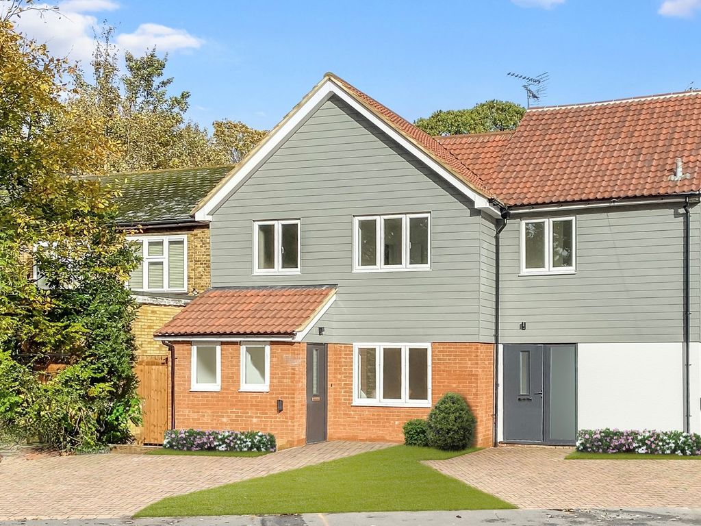 New home, 3 bed semidetached house for sale in Oaklands Crescent, Old Moulsham, Chelmsford CM2