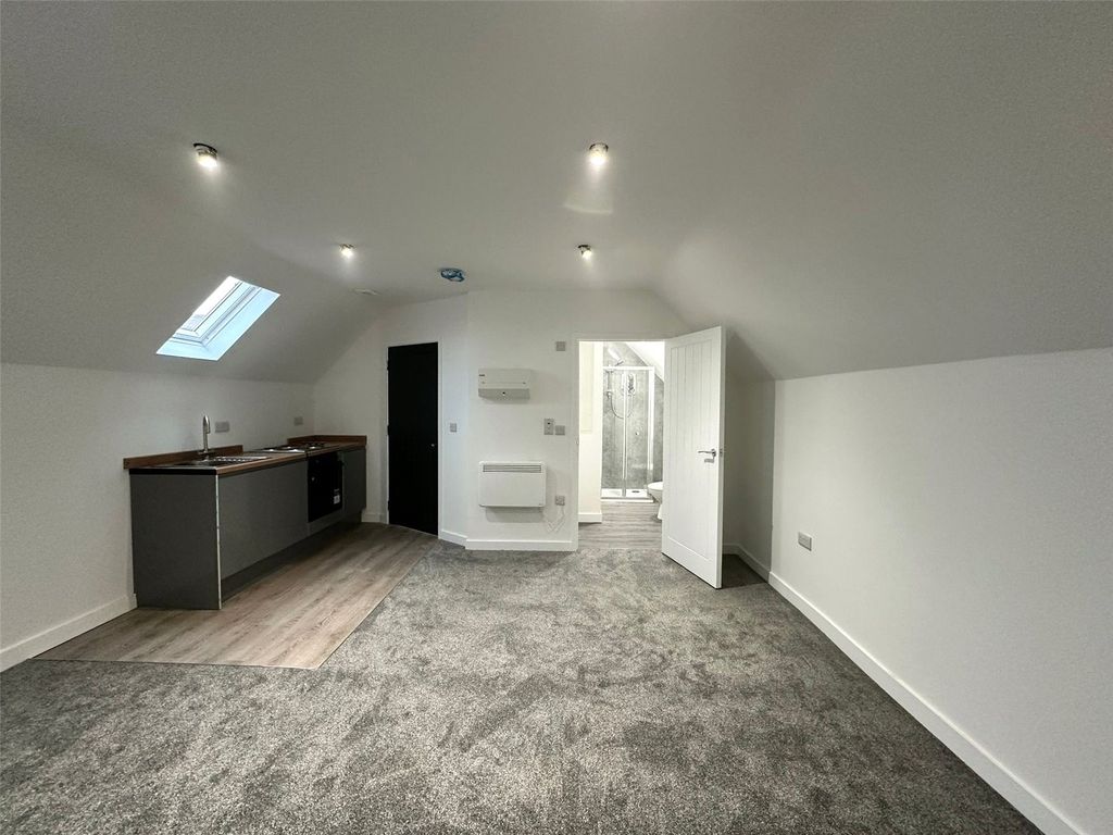 1 bed flat to rent in Cricklade Road, Swindon, Wiltshire SN2, £550 pcm